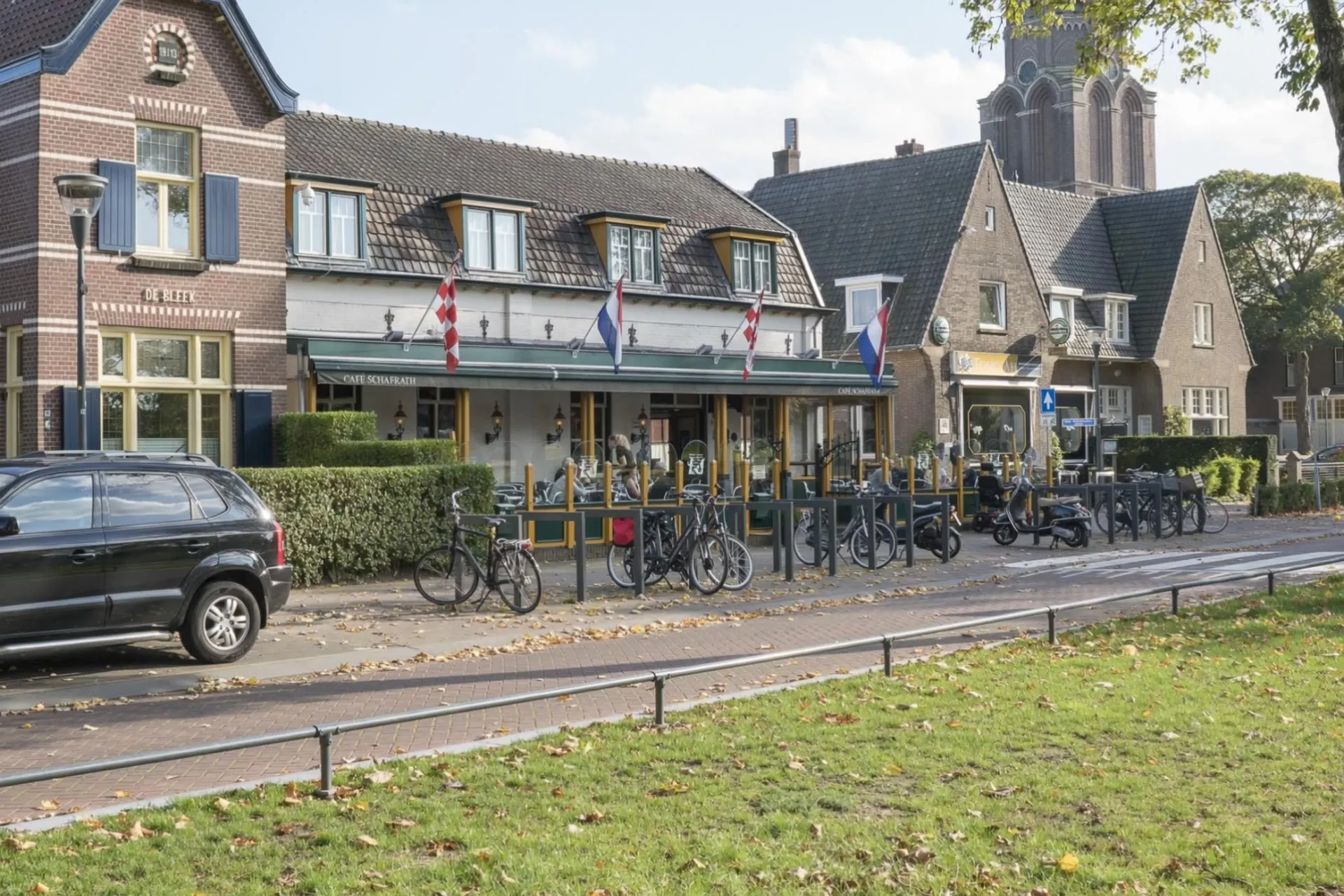 Café Schafrath en de terrassen aan het Park, met de toren van de Clemenskerk
